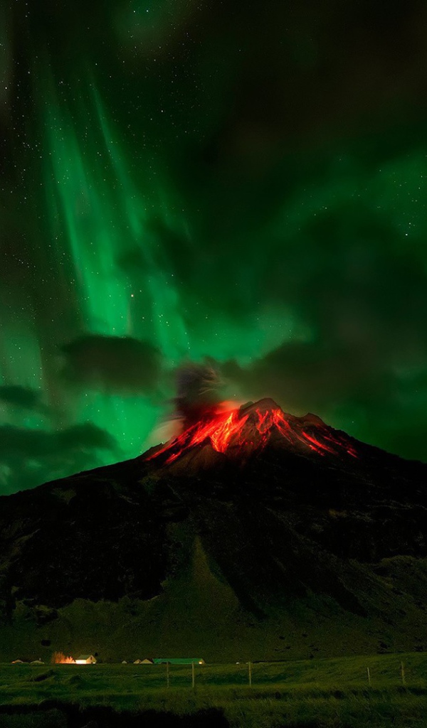 Северное сияние над пылающим вулканом