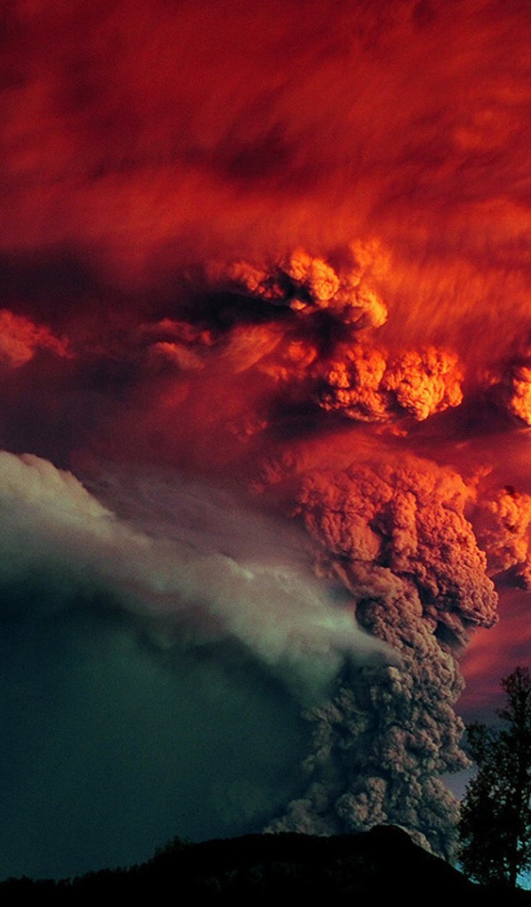 Мощное извержение вулканического пепла