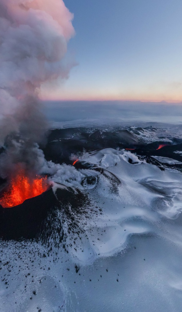 Красная лава среди снежных вершин