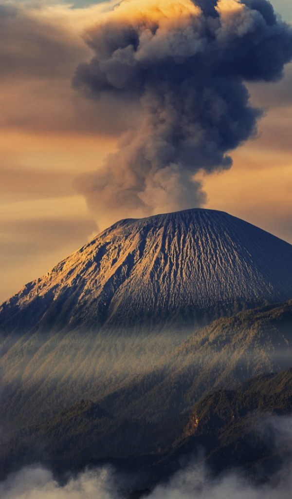 Начало извержения вулкана