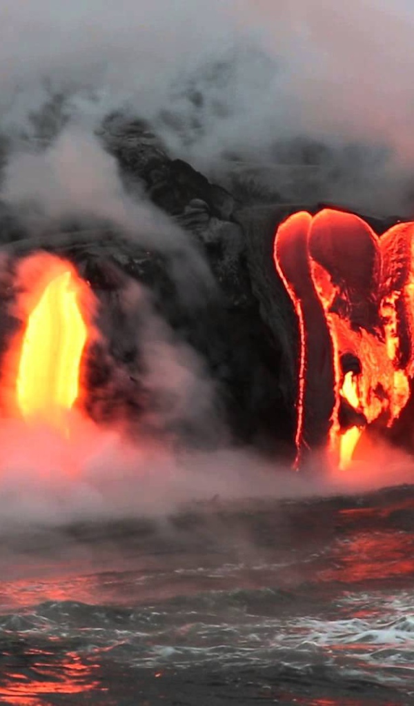 Извержение лавы в дыму