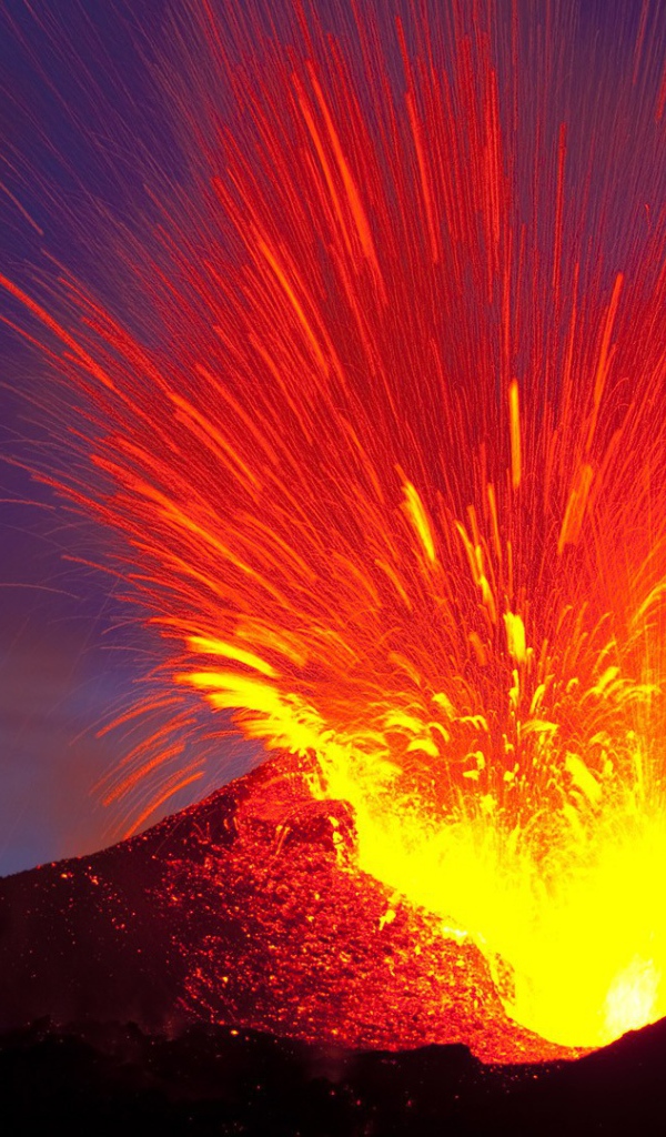 Взрыв лавы на вулкане