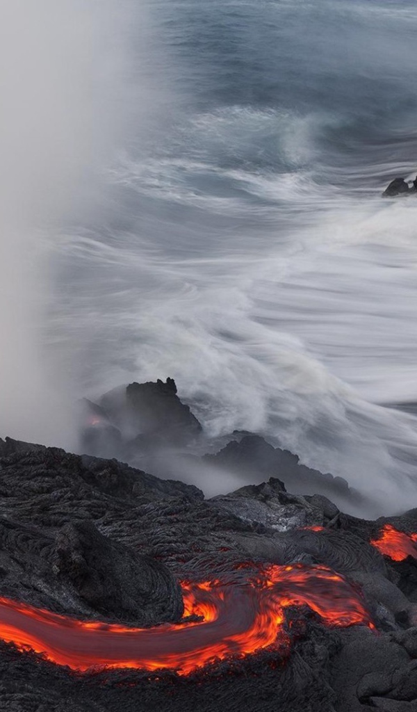 Река лавы на берегу моря