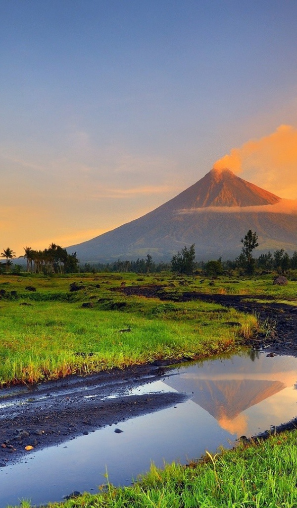 Дымок из недр дремлющего вулкана