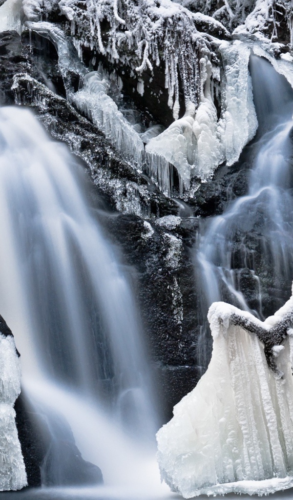 Наросты льда на водопаде во время мороза