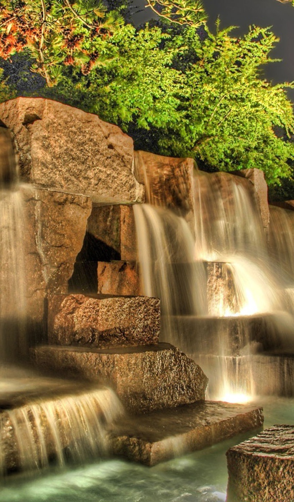 Искусственный водопад на квадратных камнях