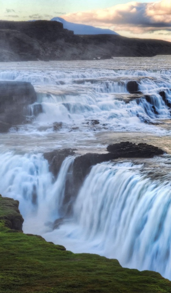 Красивый водопад в горах