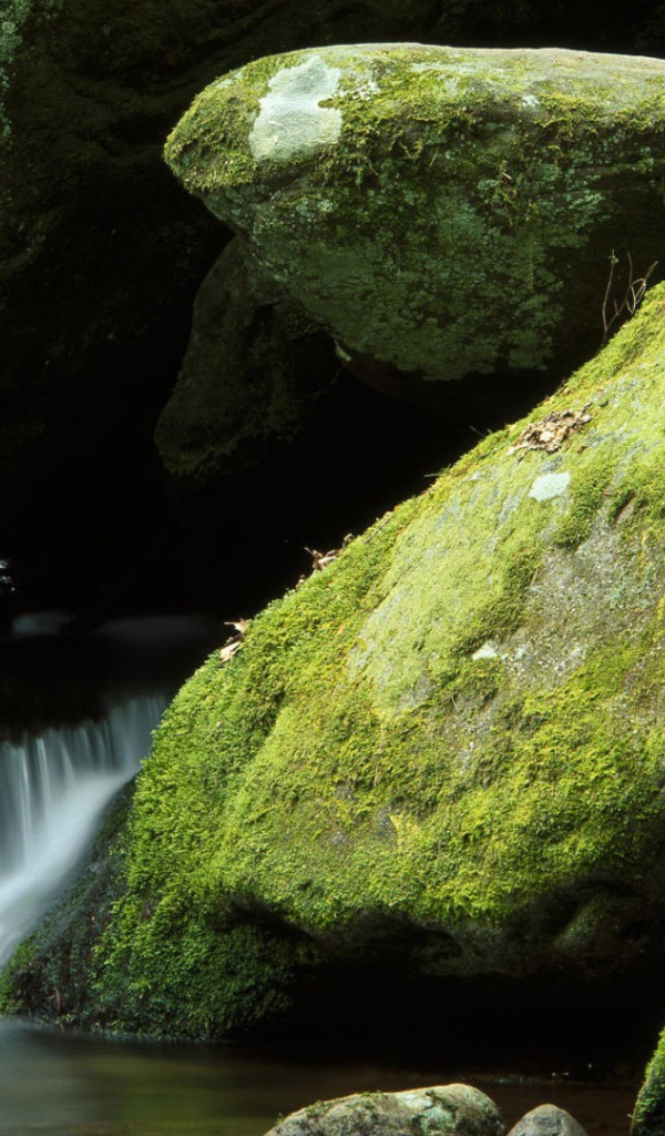 Водопад среди огромных валунов