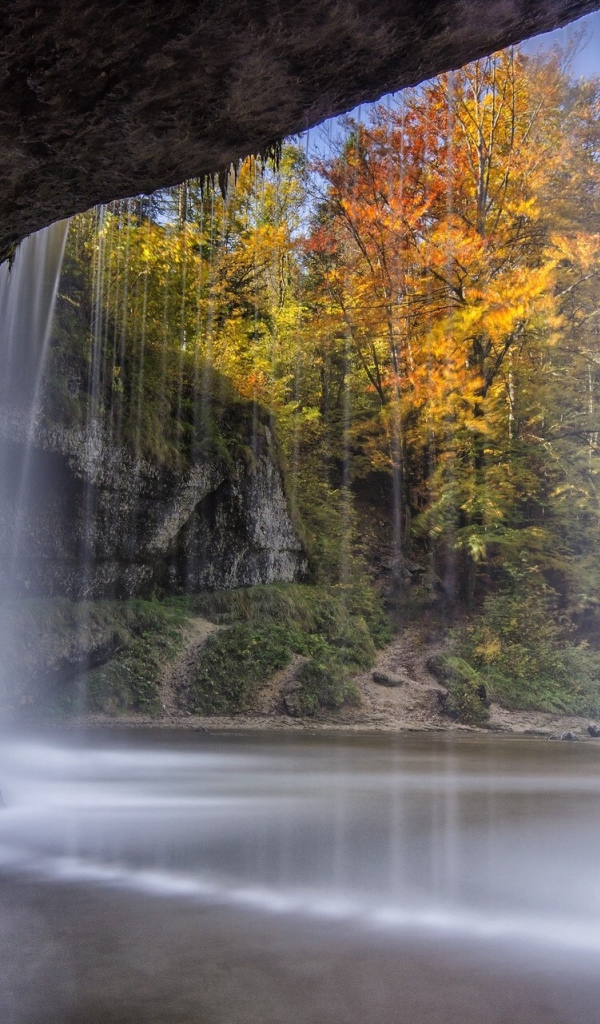 Водопад прикрывает вход в пещеру