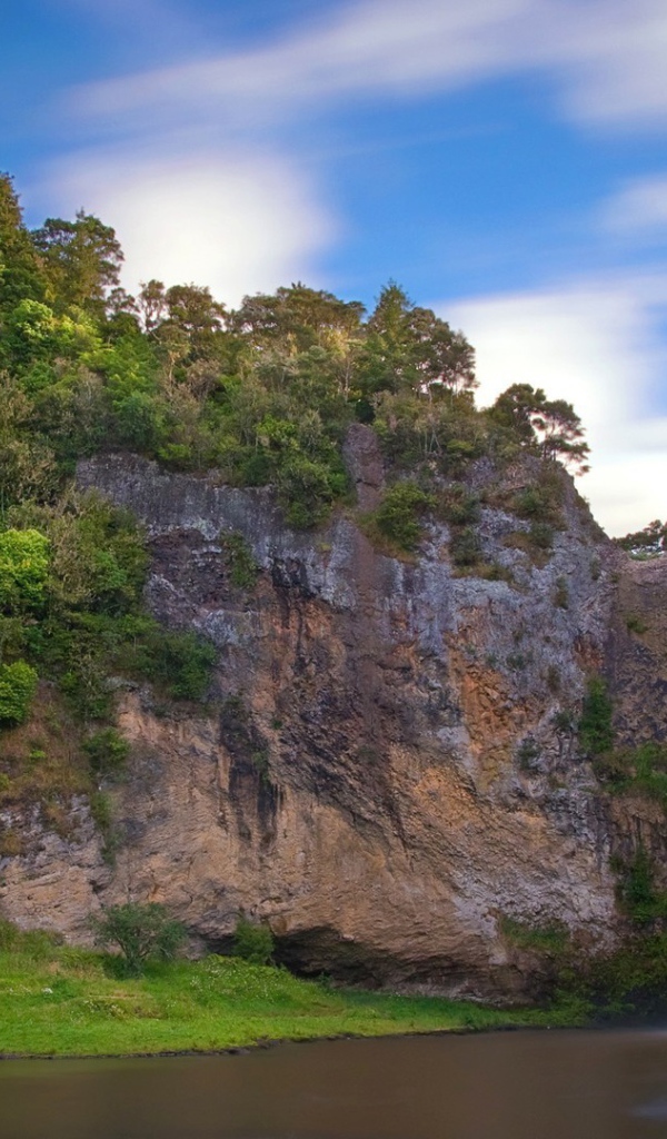 Водопад с отвесной скалы в чаще леса