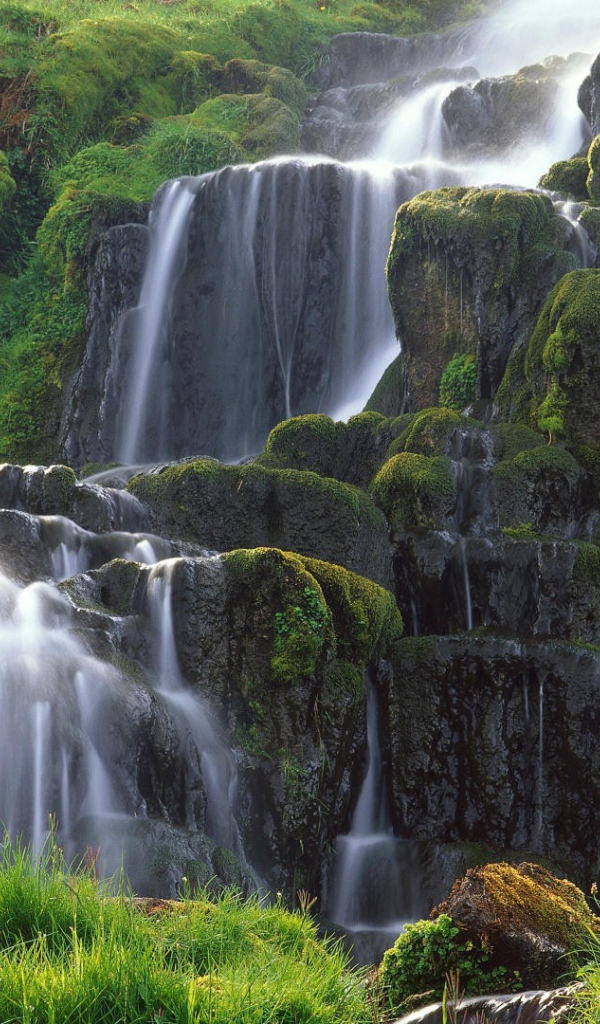 Пенистый поток стекает по скалам