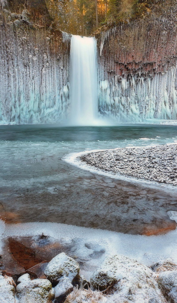 Замерзший зимний водопад