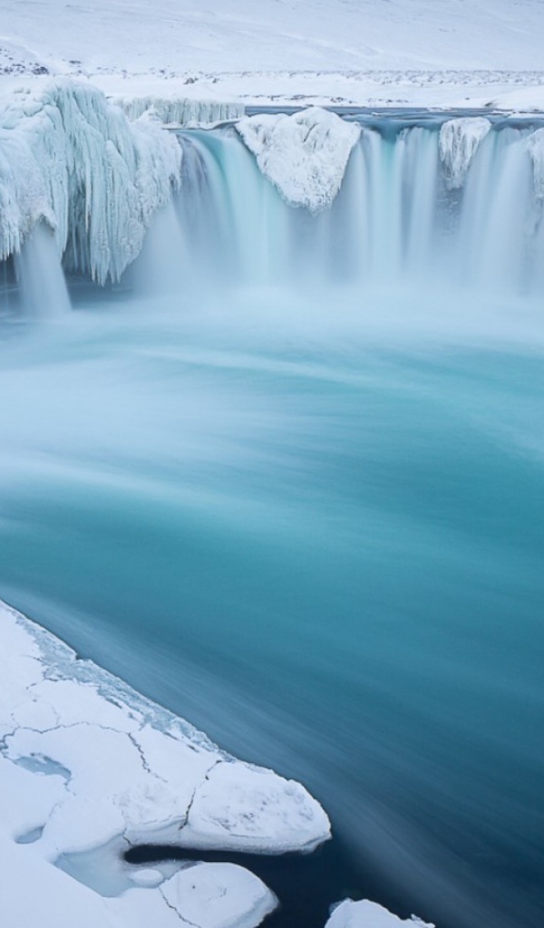 Водопады на ледниковой реке