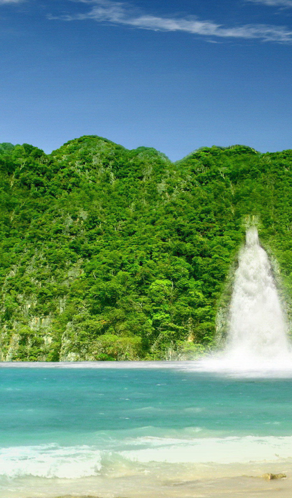 Зеленый берег с водопадами