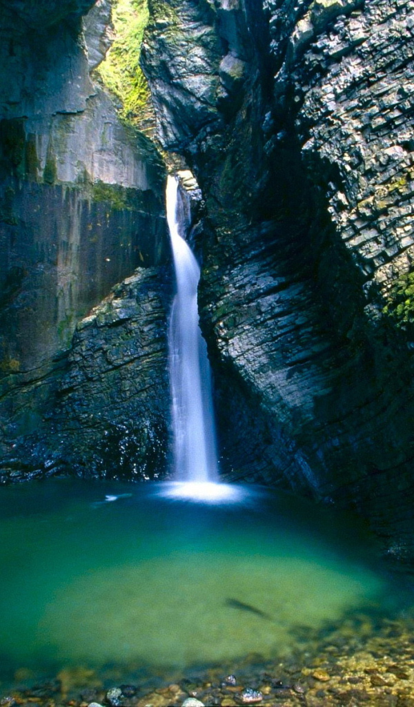 Горный ручей среди скал