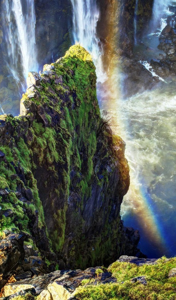 Радуга у скалы над водопадом