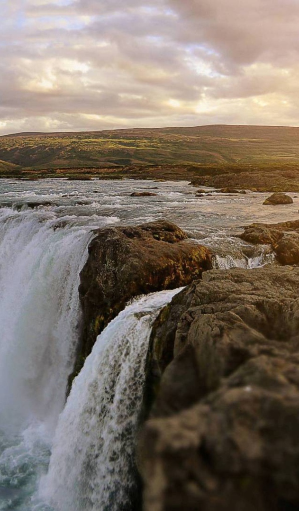 Каменистый водопад на горном плато