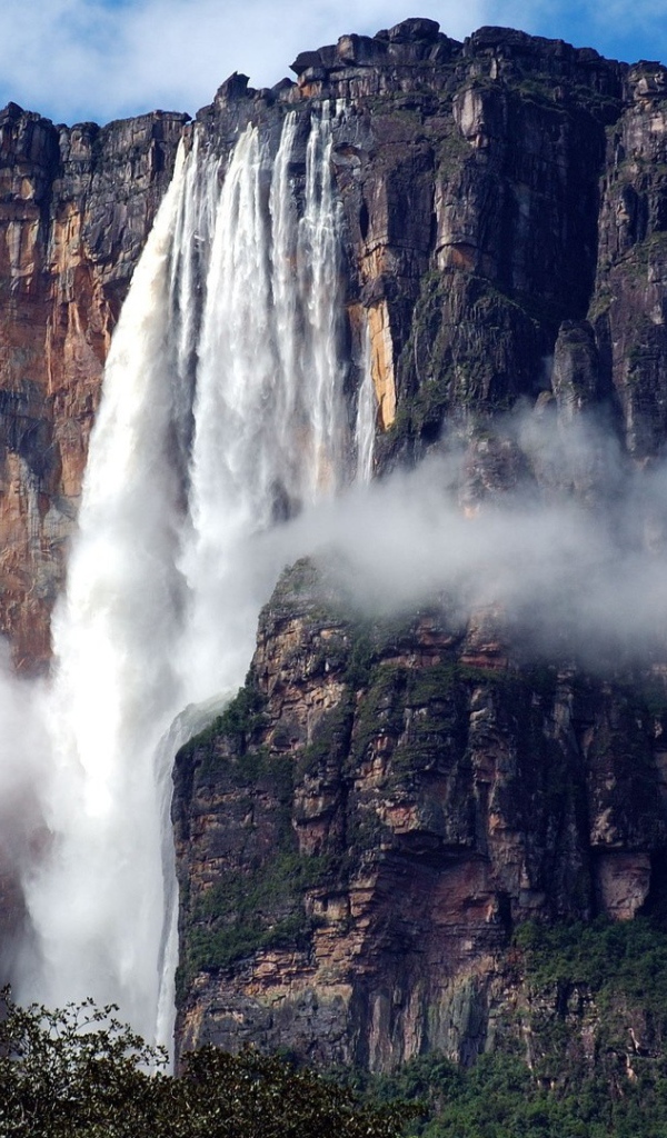 Водопад Ангела на скале