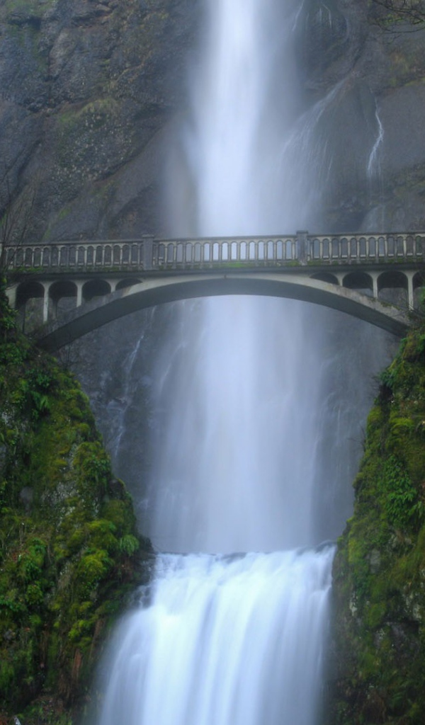 Каменный мост напротив водопада