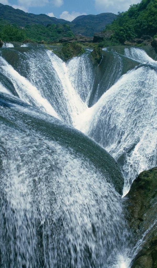 Необычный водопад в овраг