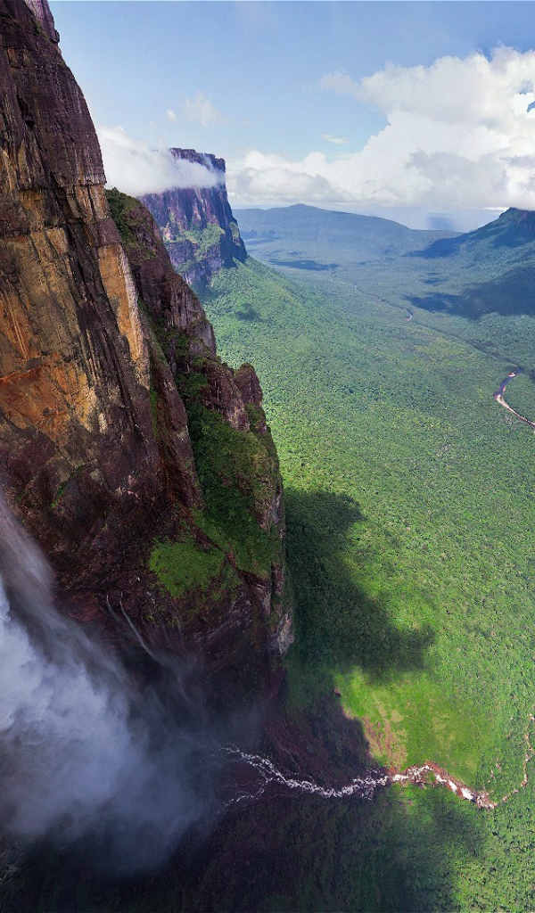 Вода падает с вершины вниз