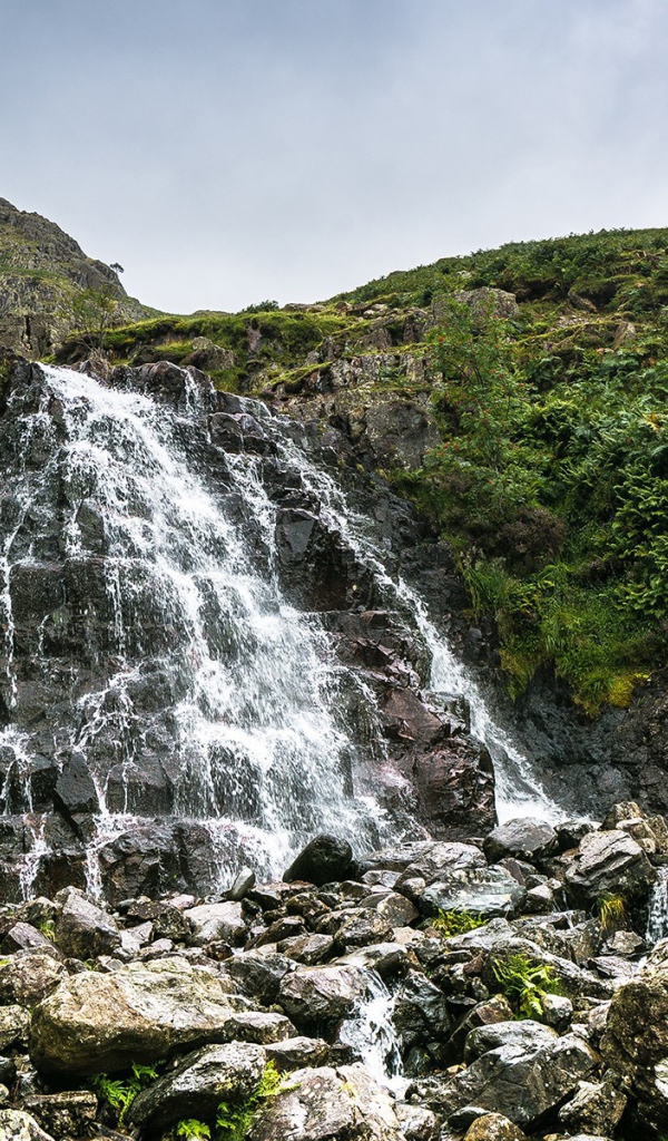 Вода течет по камням с холма