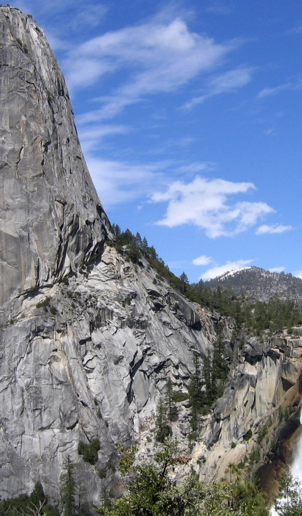 Водопад у серой скалы