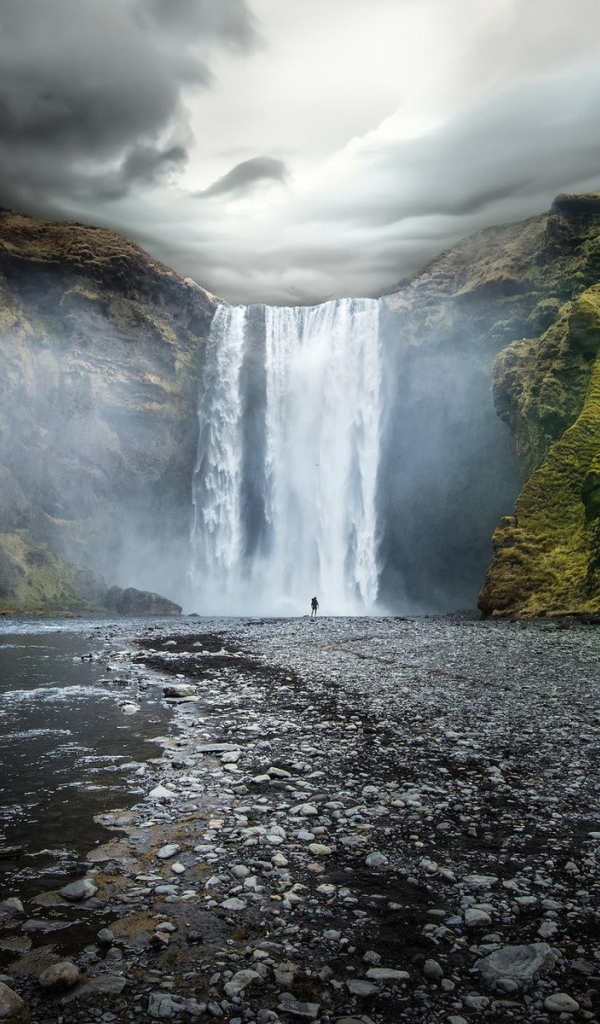 Водопад между зелеными скалами