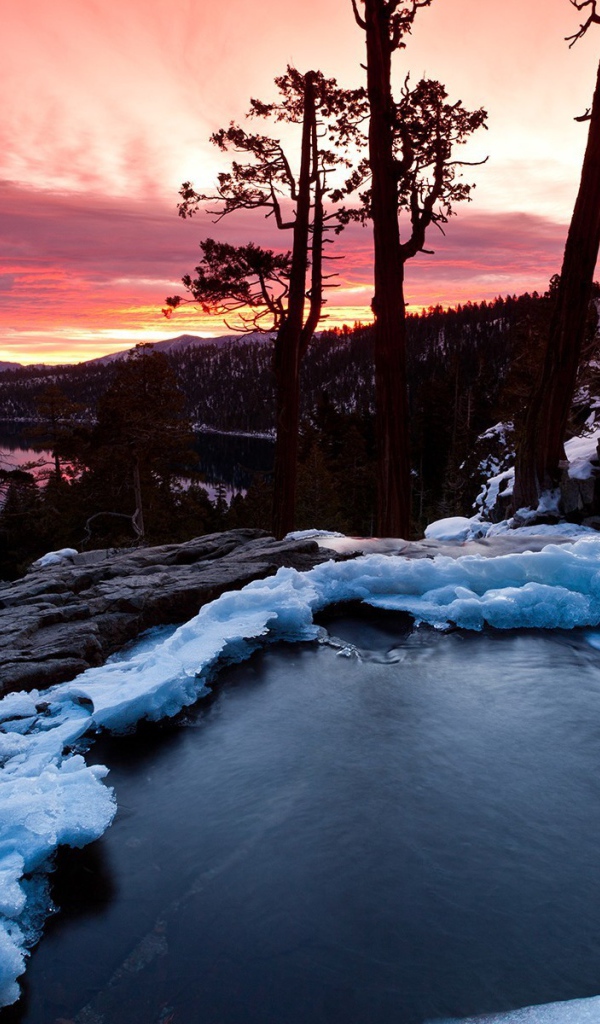 Водопад во льду на фоне заката