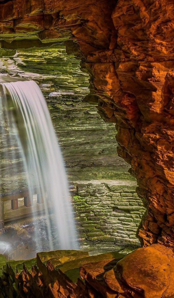 Водопад внутри пещеры