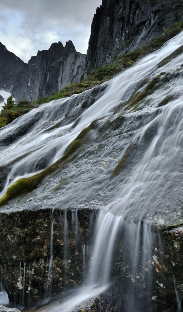Водопад на склоне горы