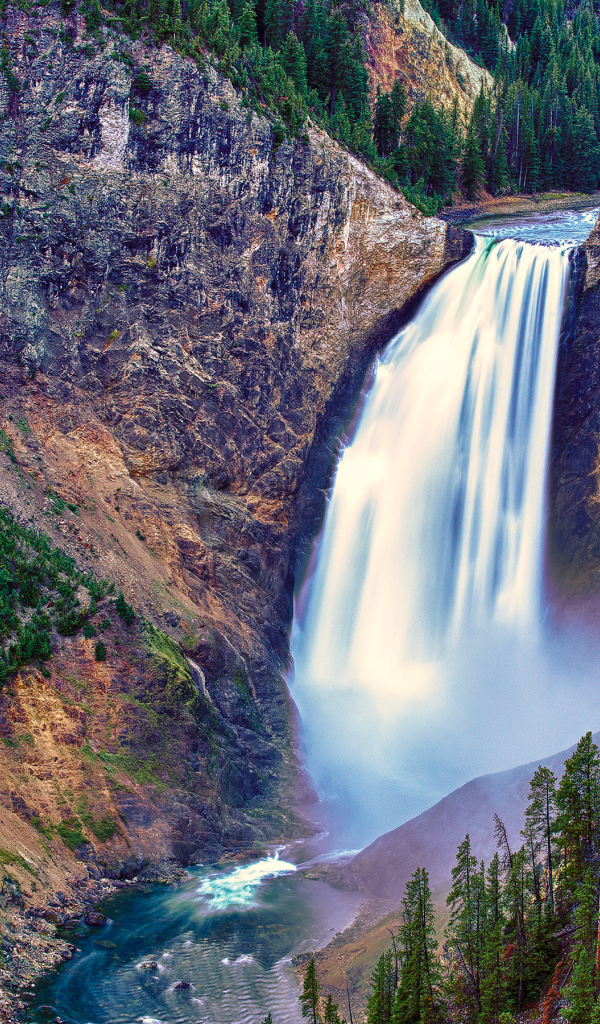 Поток воды в горах