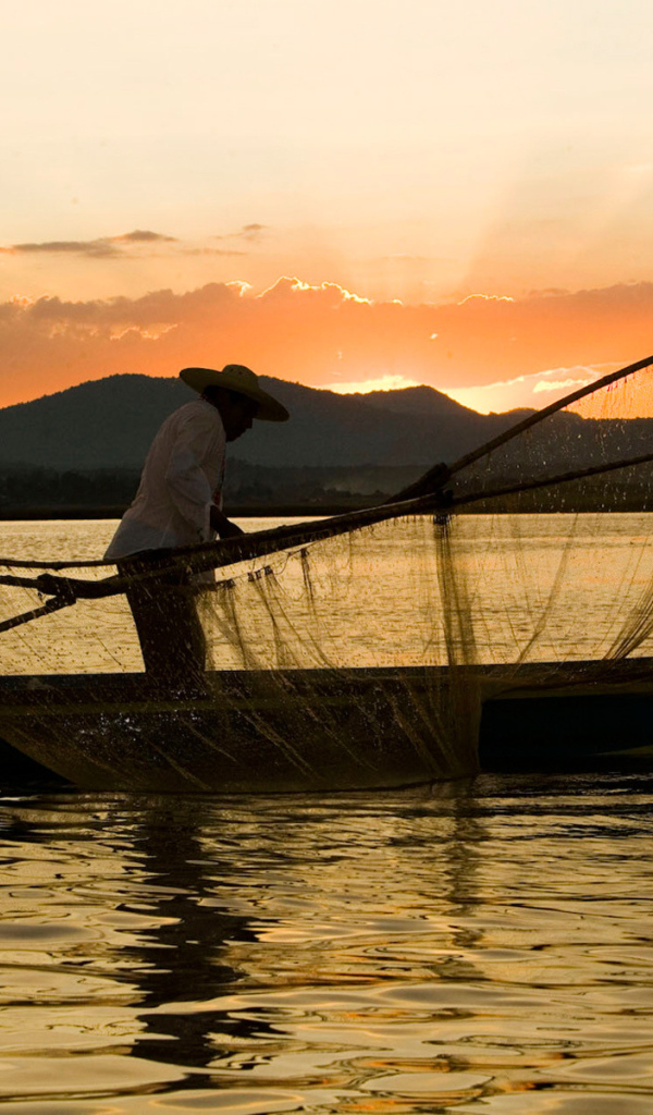 Рыбак закидывает сеть
