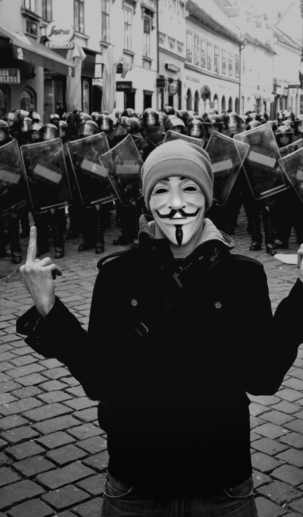 Анонимус на фоне полиции