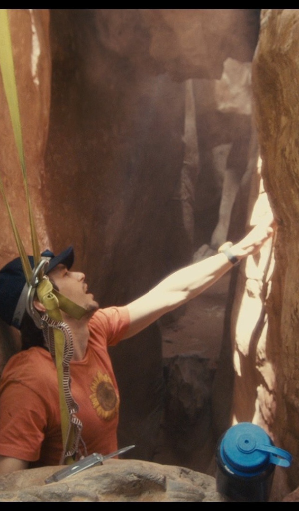 Спелеолог зажат среди скал