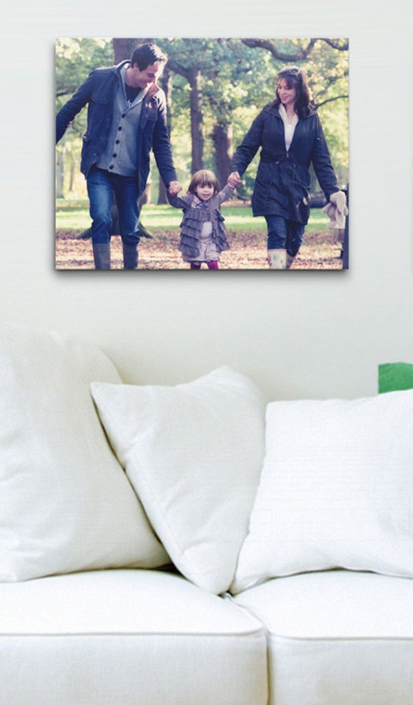 Фото семьи над диваном в гостиной