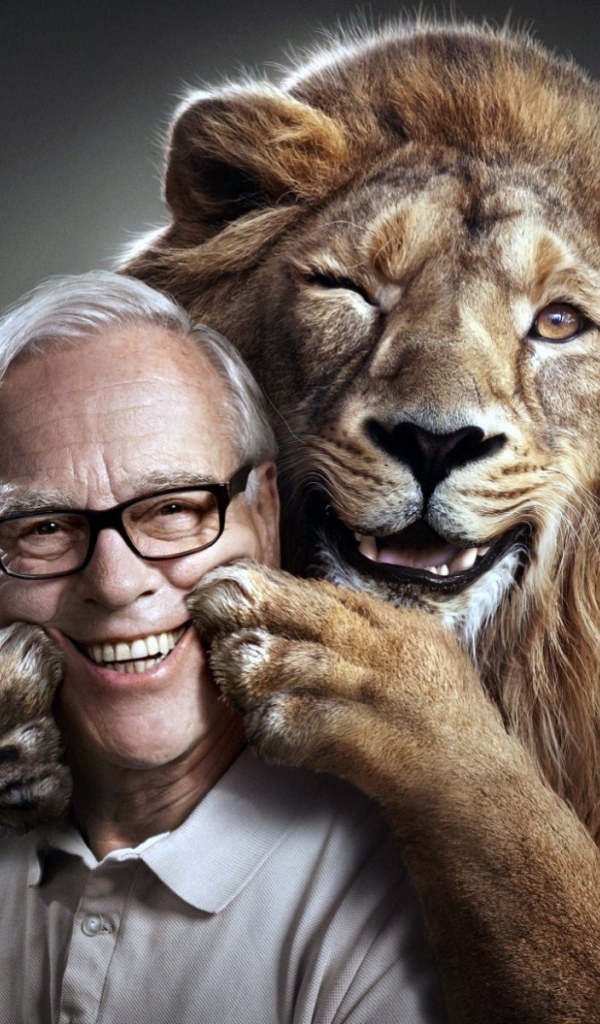 Лев обнимает дрессировщика