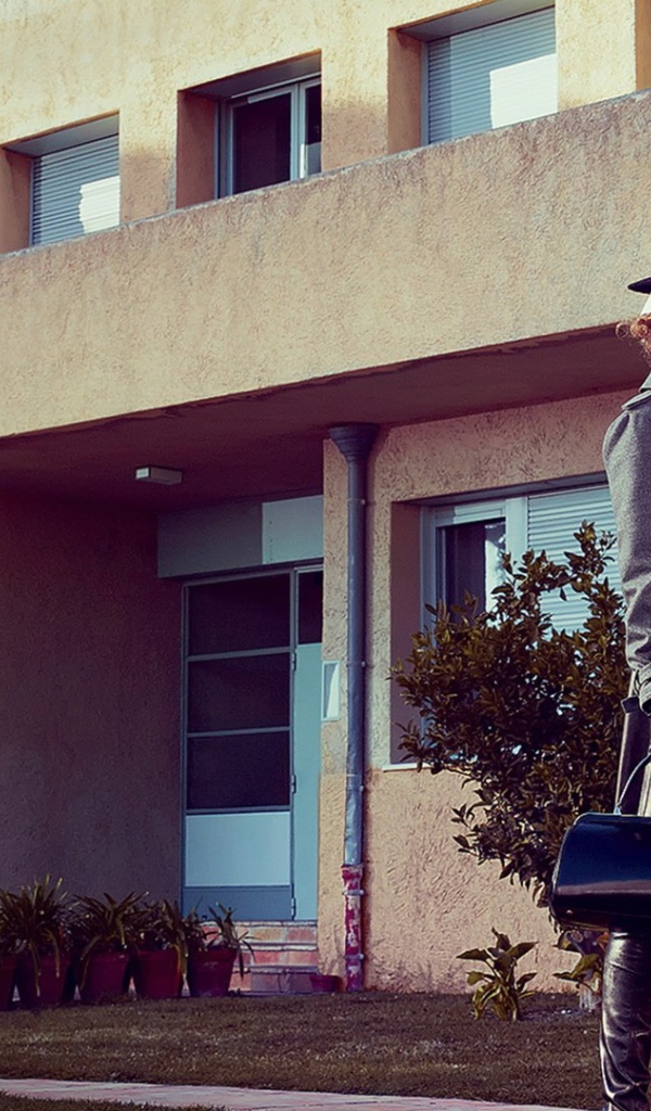 Мужчина и женщина в стиле ретро у дома