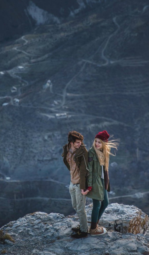 Парень и девушка на вершине горы