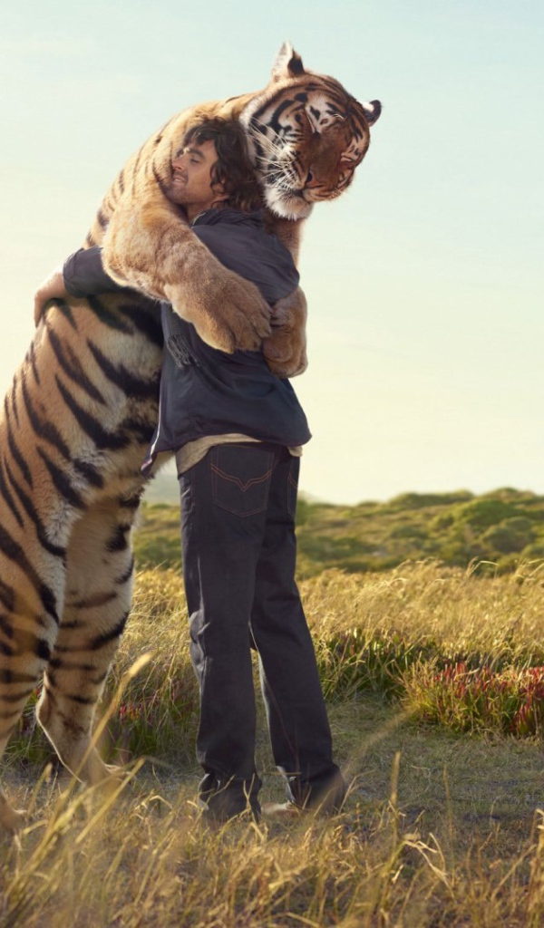 Человек обнимается с тигром