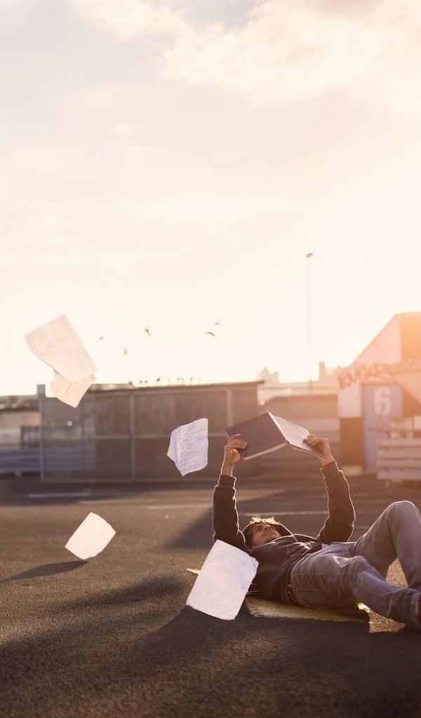 Мужчина теряет страницы из книги
