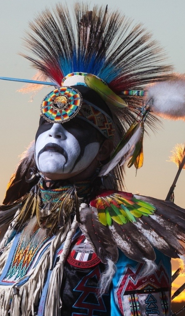 Коренной американец в традиционном наряде