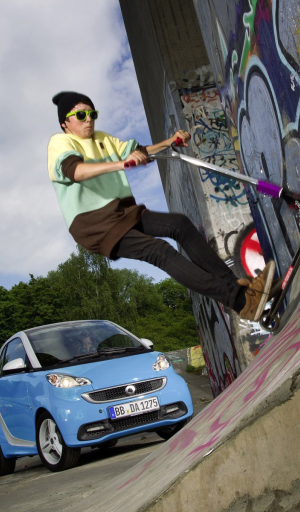 Подросток на самокате