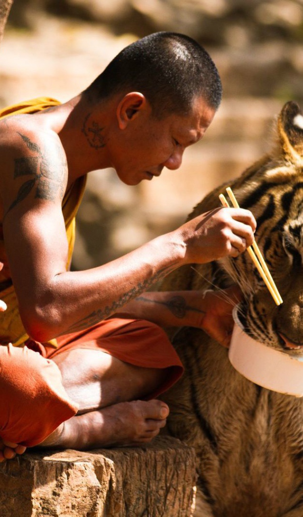 Тибетский монах и его питомец