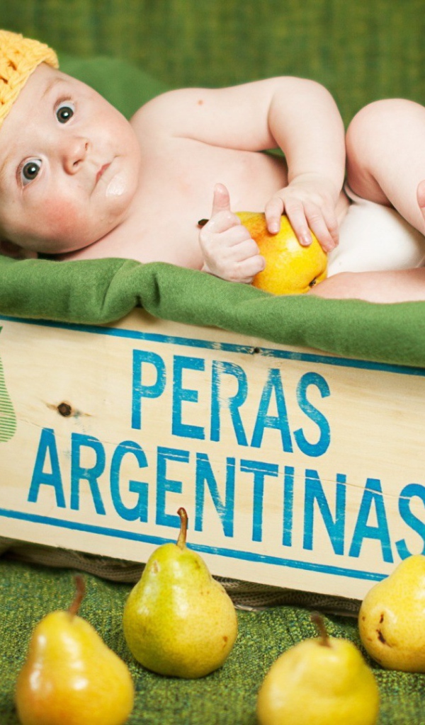 Ребенок в картонной коробке