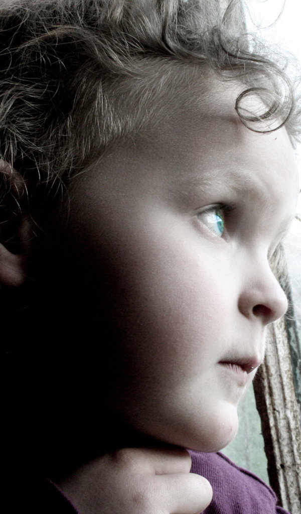 Ребенок смотрит в окно