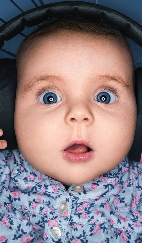 Ребенок в розовых наушниках