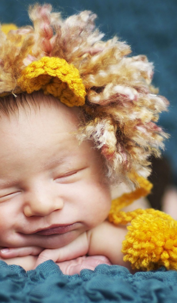 Ребенок спит в забавной шапке