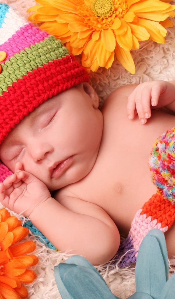 Малыш спит в постели среди цветов