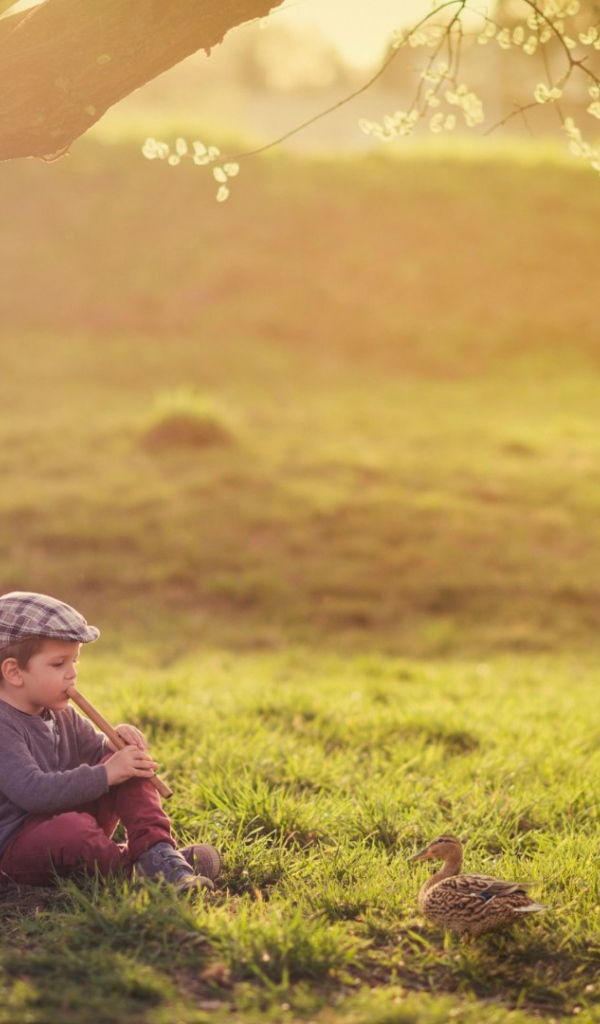 Мальчик играет на флейте